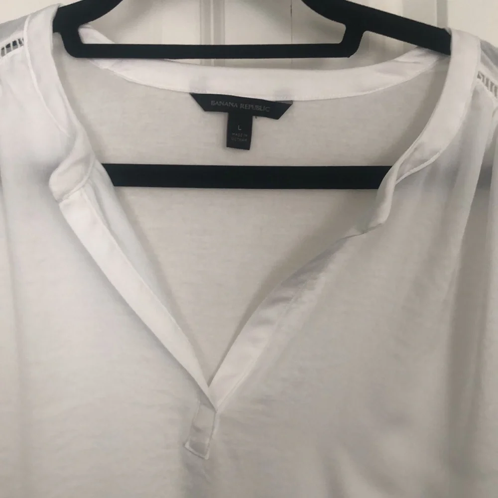 Banana Republic Blouse - size large. Cream. Silk front, cotton arms and back - Picture 4 of 4